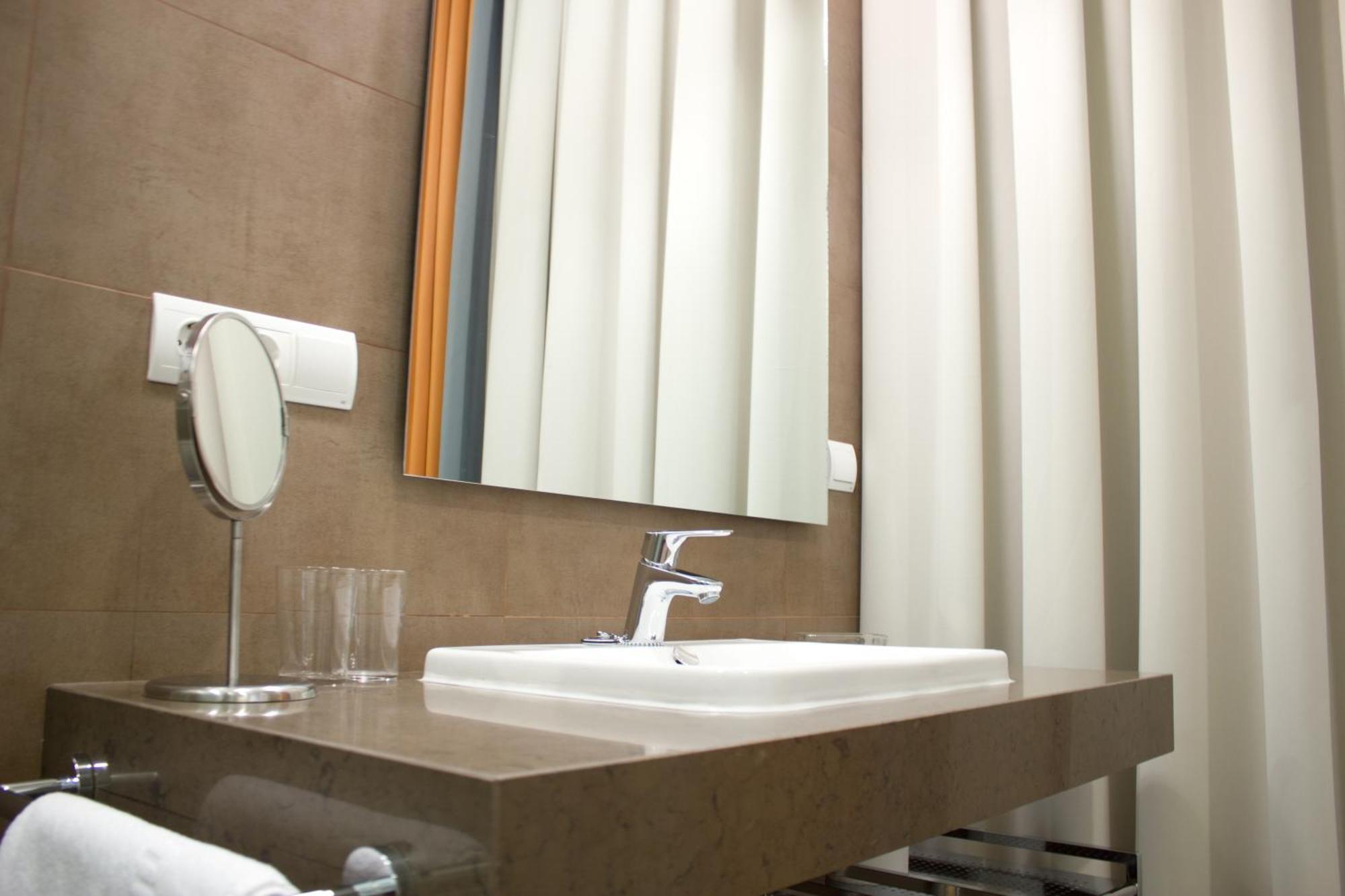 Life Apartments Alberto Lista Sevilla Eksteriør bilde